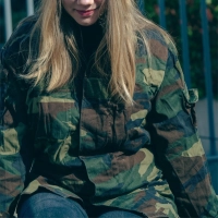 Kvinde med blond haar i sneulv camouflage troeje