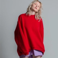 Kvinde med lyst haar i roed kystnaer komfort troeje og lilla shorts