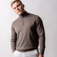 Mand i stroemmfanger merino troeje med haanden i lommen