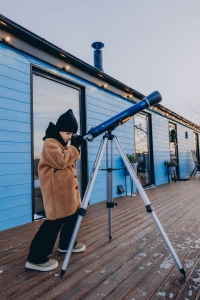 Barn kigger i Natteobservatoer teleskop udendoers