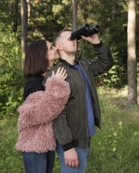 Mand og kvinde kigger i kikkert