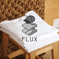 flux logo foran en stabel hvide t-shirts